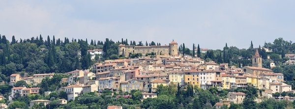 Peut-on trouver une maison de vacances en Provence avec des ateliers de cuisine et des visites de marchés locaux?